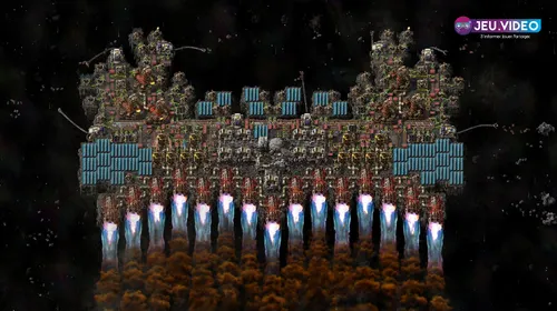 Plateforme spatiale de Factorio Space Age avec moteurs, panneaux solaires et défenses pour préparer une première expédition interplanétaire