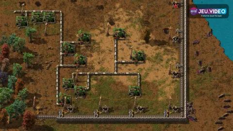 Base Factorio entourée de murs et de tourelles montrant une défense débutant contre les biters attirés par la pollution