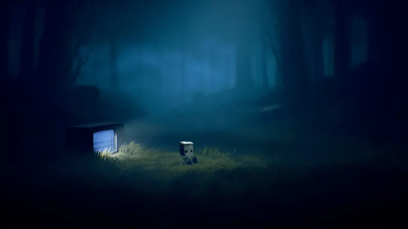Mono près d’un téléviseur dans une forêt sombre de Little Nightmares II