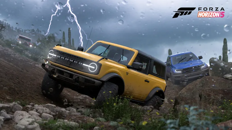 Ford Bronco Badlands de Forza Horizon 5 sur des rochers sous la pluie pour montrer une voiture offroad adaptée aux courses cross-country