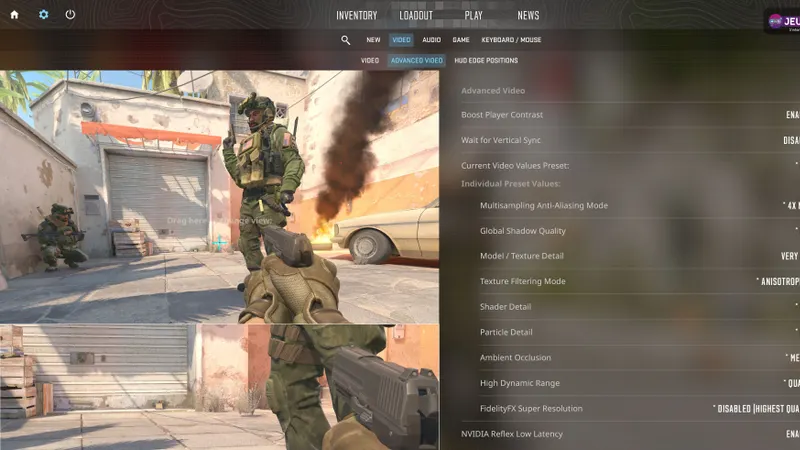 Agent de Counter-Strike 2 sur une carte lumineuse utilisée pour régler la visibilité et la fluidité avant un match compétitif