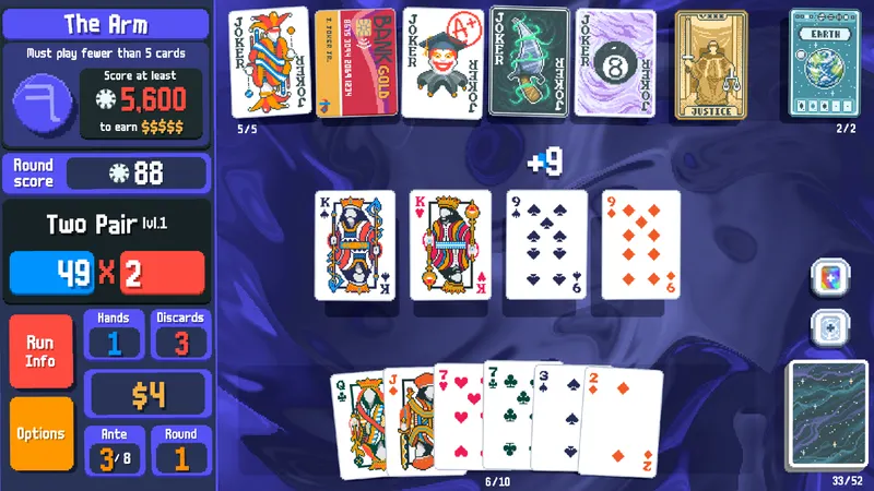 Boss Blind The Arm dans Balatro demandant de jouer quatre cartes ou moins, avec Jokers et main visibles pour adapter le plan avant le score requis