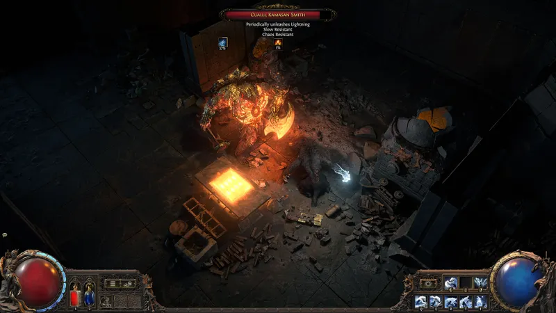 Combat intérieur sombre de Path of Exile 2 près d une forge, un bon exemple de zone où la lisibilité du sol et des objets doit rester claire malgré un éclairage difficile