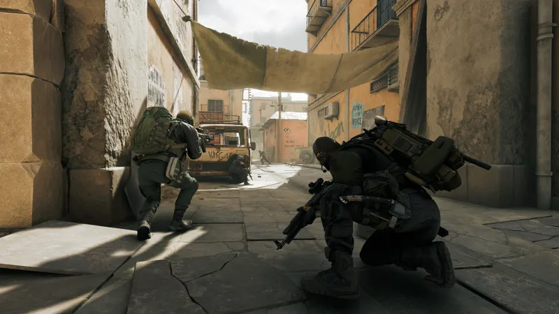Delta Force montrant une escouade en progression dans une ruelle urbaine