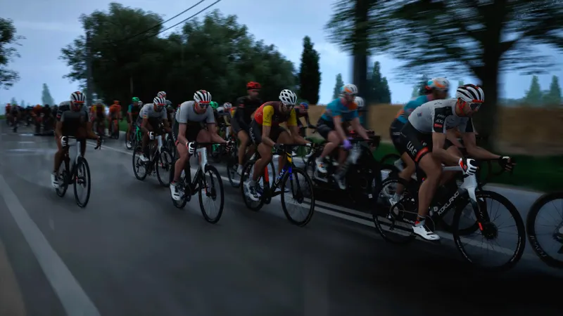 Tour de France 2026 montrant un peloton sur une route humide en descente