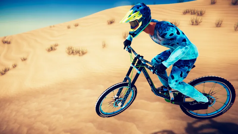 Pilote de Descenders roulant entre des arbres sur une piste étroite, exemple de descente normale sans récompense obtenue par code