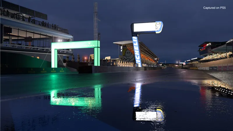 Gran Turismo 7 montre une voiture de course sur circuit dans une scène PlayStation