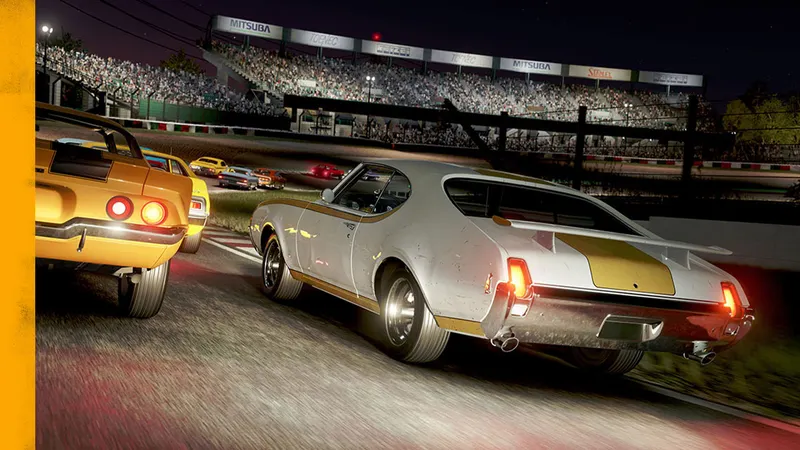 Peloton de voitures classiques de nuit dans Forza Motorsport