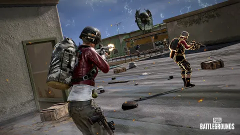 Combat de PUBG : BATTLEGROUNDS dans un environnement ouvert, visuel officiel pour illustrer les réglages d’affichage et de performance